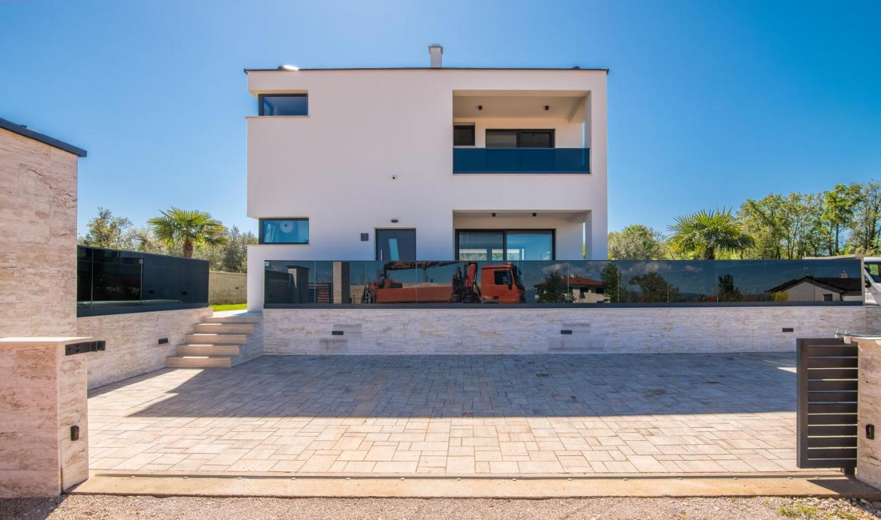 Luxury Villa Weiss - Malinska - Heated Pool - Central Floor Heating In Winter מראה חיצוני תמונה