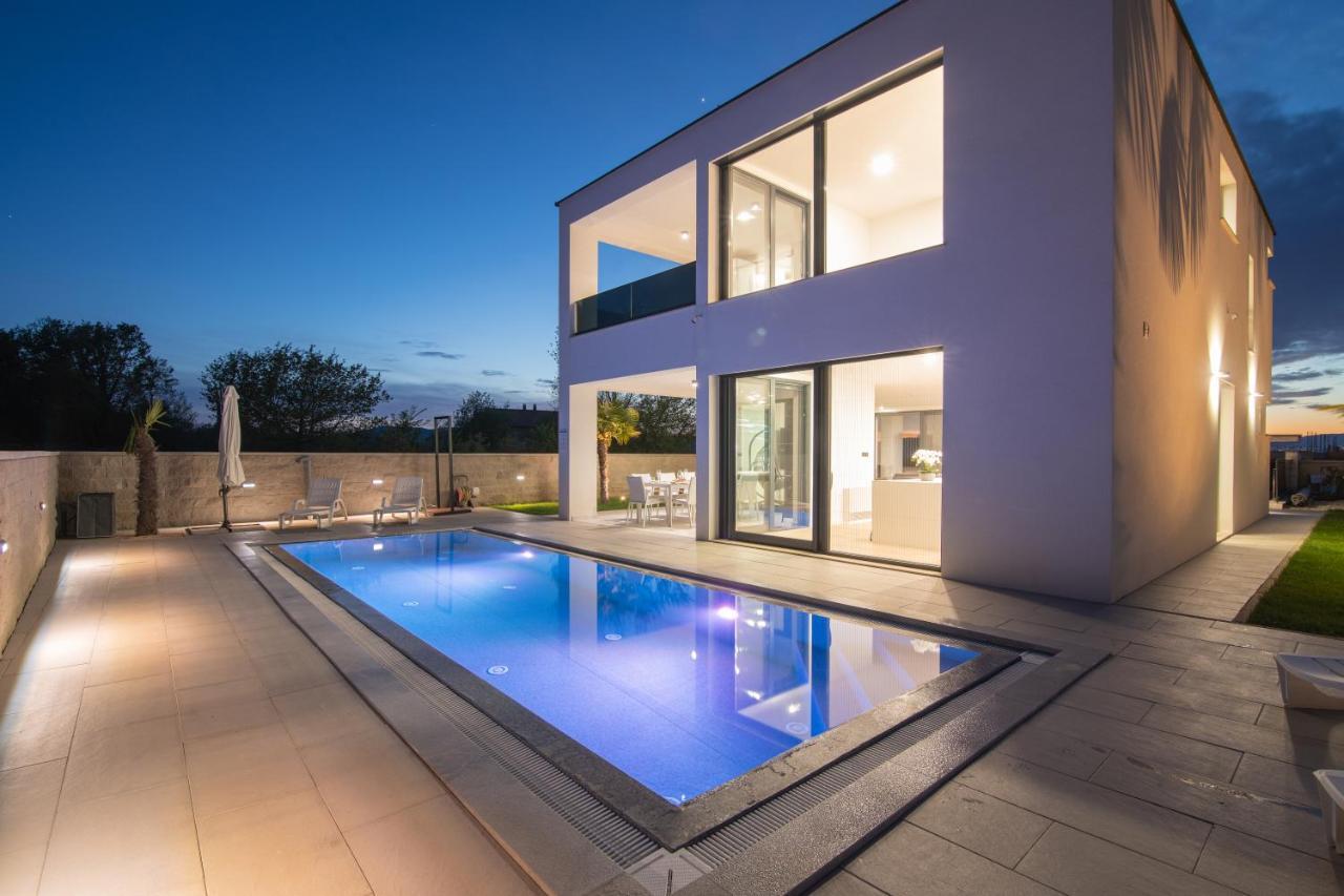 Luxury Villa Weiss - Malinska - Heated Pool - Central Floor Heating In Winter מראה חיצוני תמונה